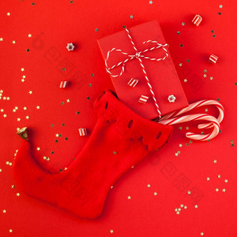 有创意的新一年圣诞节礼物包装丝带平躺前视图圣诞节假期庆祝活动手工<strong>制作</strong>的礼物盒子诺埃尔长袜红色的纸背景广场<strong>模板</strong>问候卡文本设计