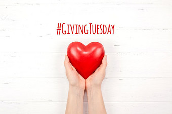 给周二全球一天慈善给后黑色的星期五购物一天慈善机构给帮助捐款和支持概念与文本消息标志和红色的心女人手
