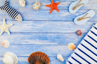 有创意的平躺概念夏天旅行假期前视图毛巾翻转失败贝壳和海星柔和的蓝色的木木板背景与复制空间乡村风格框架模板文本