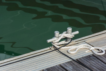 系泊绳子与结结束系周围夹板木码头