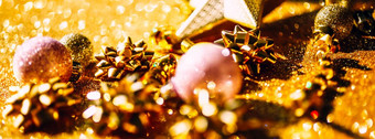 圣诞节作文新一年圣诞节模式平躺前视图圣诞节假期庆祝活动闪闪发光的金装饰金背景与复制空间模板问候卡