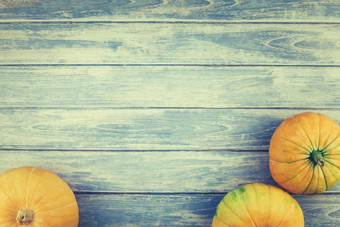 前视图秋天橙色南瓜感恩节背景在蓝色的健美的木表格与复制空间模板为秋天收获情绪文本
