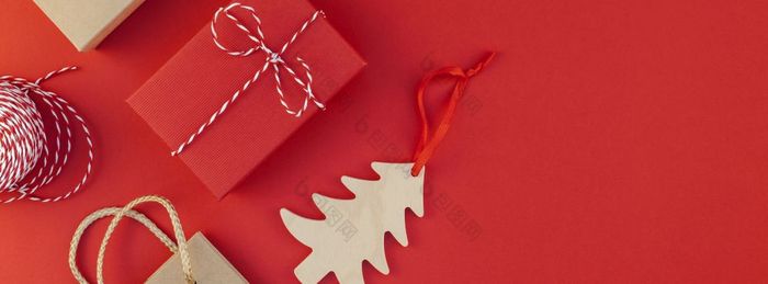 新一年圣诞节礼物包装与丝带平躺前视图圣诞节假期庆祝活动手工制作的礼物盒子红色的纸背景Copyspace模板模型长宽横幅设计