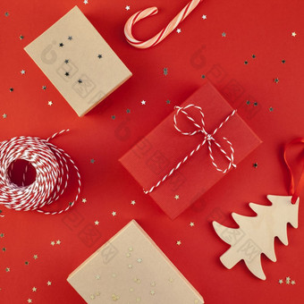 新一年圣诞节礼物丝带平躺前视图圣诞节假期庆祝活动手工<strong>制作</strong>的礼物盒子红色的纸金闪光背景Copyspace广场<strong>模板</strong>模型问候卡文本设计