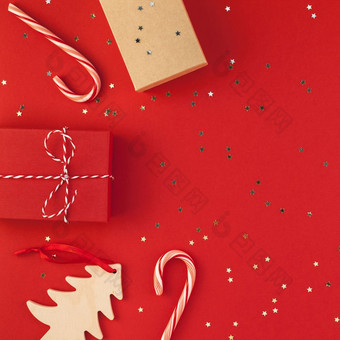 新一年圣诞节礼物丝带平躺前视图圣诞节假期庆祝活动手工制作的礼物盒子红色的纸金闪光背景Copyspace广场模板模型问候卡文本设计