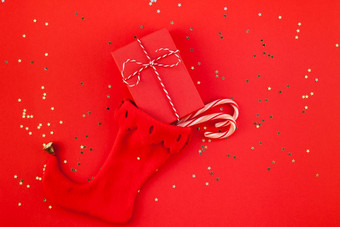 有创意的新一年圣诞节礼物包装丝带平躺前视图圣诞节假期庆祝活动<strong>手工</strong>制作的礼物盒子诺埃尔长袜红色的纸背景Copyspace<strong>模板</strong>问候卡文本设计
