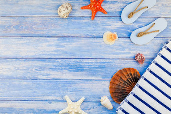 有创意的平躺概念夏天旅行假期前视图毛巾翻转失败贝壳和海星柔和的蓝色的木木板背景与复制空间乡村风格框架模板文本