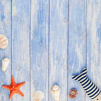 有创意的平躺概念夏天旅行假期前视图毛巾翻转失败贝壳和海星柔和的蓝色的木木板背景与复制空间乡村风格广场框架模板文本