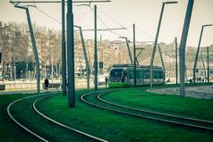 有轨电车Rails覆盖与绿色草草坪上毕尔巴鄂西班牙