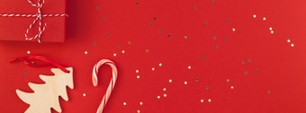 新一年圣诞节礼物包装丝带平躺前视图圣诞节假期庆祝活动手工<strong>制作</strong>的礼物盒子红色的纸金闪光背景Copyspace<strong>模板</strong>模型长宽横幅