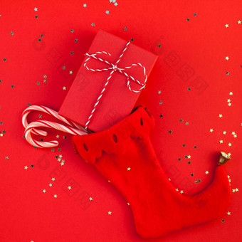 有创意的新一年圣诞节礼物包装丝带平躺前视图圣诞节假期庆祝活动手工制作的礼物盒子诺埃尔长袜红色的纸背景广场模板问候卡文本设计