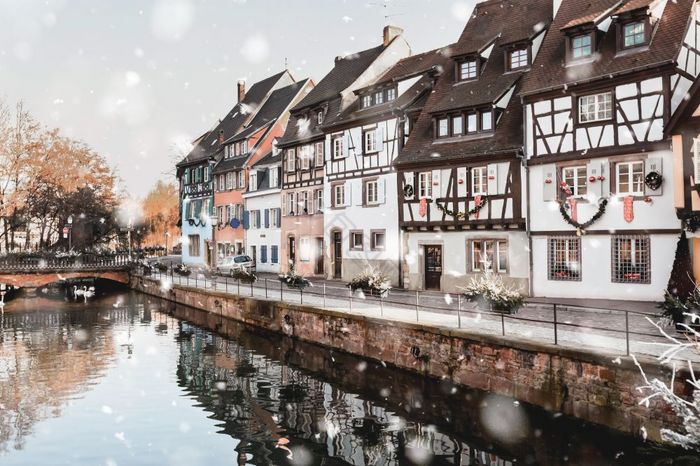 科尔马法国冬天暴风雪历史建筑沿着运河的城图片