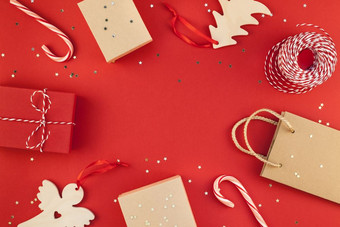 新一年圣诞节礼物包装丝带平躺前视图圣诞节假期庆祝活动手工<strong>制作</strong>的礼物盒子红色的纸金闪光背景Copyspace<strong>模板</strong>模型问候卡文本设计