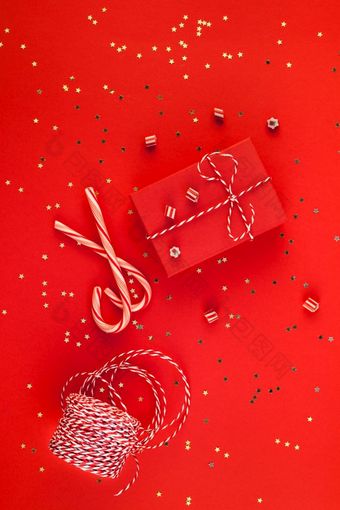 新一年圣诞节礼物包装丝带平躺前视图圣诞节假期庆祝活动手工制作的礼物盒子红色的纸金闪光背景模板模型问候卡你的文本设计