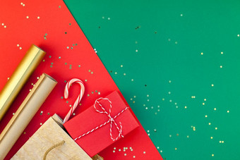 新一年圣诞节礼物准备Diy平躺前视图圣诞节假期庆祝活动手工<strong>制作</strong>的礼物盒子红色的绿色纸背景<strong>模板</strong>模型为问候卡你的文本设计