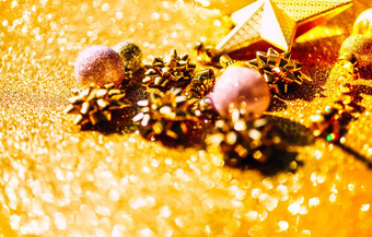 圣诞节作文新一年圣诞节模式平躺前视图圣诞节假期庆祝活动闪闪发光的金装饰金背景与复制空间模板问候卡
