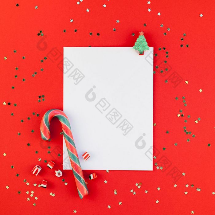 有创意的新一年圣诞节问候信模型平躺前视图圣诞节假期庆祝活动信封红色的纸背景金闪闪发光的广场模板模拟问候卡文本