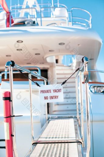 桥私人奢侈品船与禁止条目标志私人游艇条目玛丽娜戛纳法国里维埃拉法国