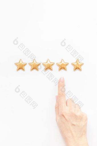 客户经验反馈概念金五个星星最好的优秀的服务评级与女人手为满意度孤立的白色背景前视图复制空间为你的文本