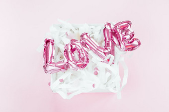 情人节一天有创意的概念充气粉红色的光滑的箔气球词爱现在盒子粉红色的背景前视图平躺复制空间假期庆祝活动婚礼未婚女子聚会，派对装饰