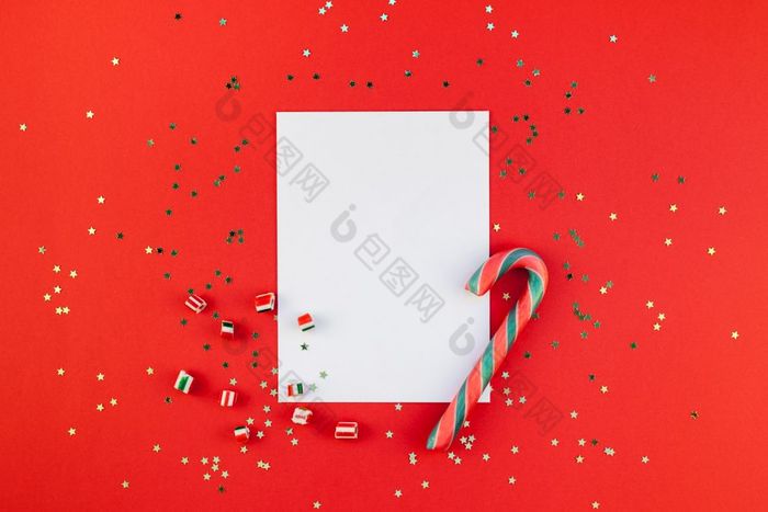 有创意的新一年圣诞节问候信模型平躺前视图圣诞节假期庆祝活动信封红色的纸背景金闪闪发光的模板模拟问候卡文本设计