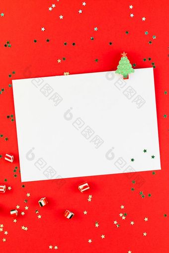 有<strong>创意</strong>的新一年<strong>圣诞节</strong>问候信模型平躺前视图<strong>圣诞节</strong>假期庆祝活动信封红色的纸背景金闪闪发光的模板模拟问候卡文本设计