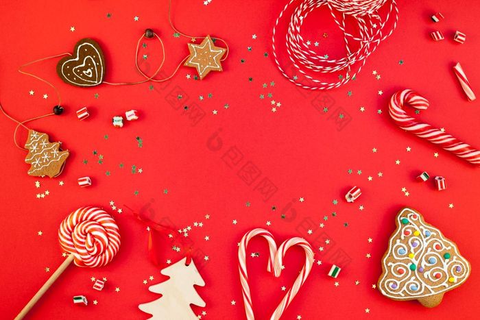 新一年圣诞节装饰平躺前视图圣诞节假期庆祝活动手工制作的装饰木玩具糖果金星星闪闪发光的红色的纸背景模板框架为问候卡你的设计