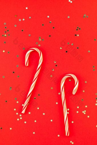 新一年圣诞节装饰平躺前视图圣诞节假期庆祝活动手工<strong>制作</strong>的装饰糖果金星星闪闪发光的红色的纸背景<strong>模板</strong>框架为问候卡你的设计