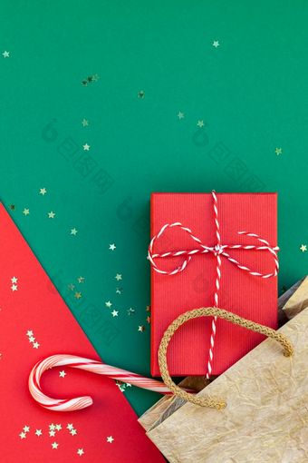 新一年圣诞节礼物准备Diy平躺前视图圣诞节假期庆祝活动手工制作的礼物盒子红色的绿色纸背景模板模型为问候卡你的文本设计