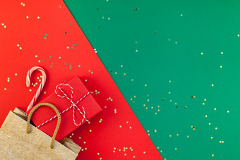新一年圣诞节礼物准备Diy平躺前视图圣诞节假期庆祝活动手工<strong>制作</strong>的礼物盒子红色的绿色纸背景<strong>模板</strong>模型为问候卡你的文本设计