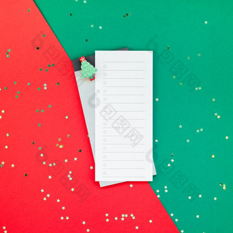 有创意的新一年圣诞节一切列表事件规划师模型平躺前视图圣诞节假期庆祝活动假期时间表检查列表红色的绿色纸背景模板模拟