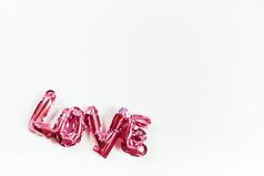 情人节一天有创意的概念充气粉红色的光滑的箔气球词标志爱与阴影孤立的白色背景前视图平躺与复制空间光和明亮的作文