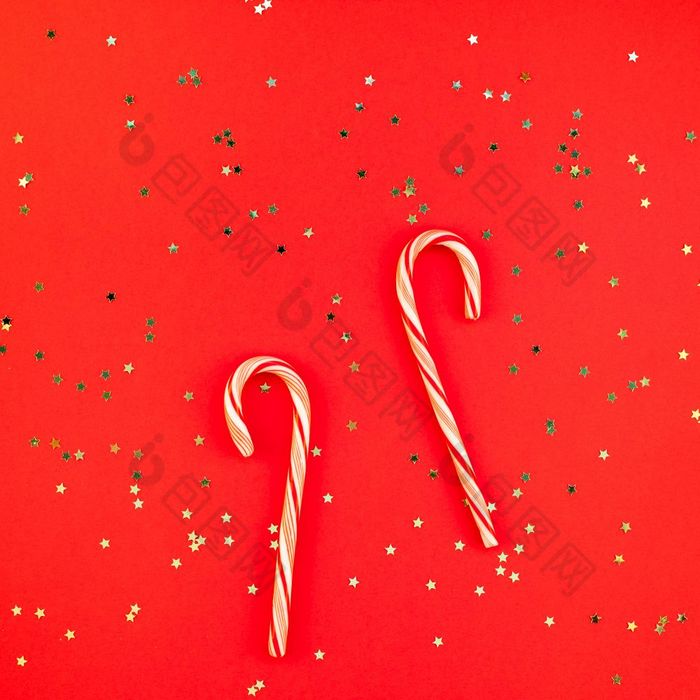 新一年圣诞节装饰平躺前视图圣诞节假期庆祝活动手工制作的装饰糖果金星星闪闪发光的红色的纸背景广场模板框架为问候卡你的设计