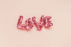 情人节一天有创意的概念充气粉红色的光滑的箔气球形状的词爱粉红色的背景前视图平躺与复制空间假期庆祝活动婚礼未婚女子聚会，派对装饰