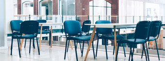 非正式的共同办公房间空间为有创意的自由职业者与表和椅子舒适的当代室内为工作公共的地方城市