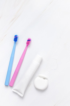 牙齿卫生和口服牙科哪产品白色大理石表格背景与复制空间空白管牙膏和刷平躺前视图作文模型