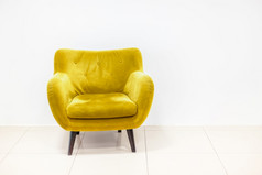 最小的概念生活室内与明亮的金黄色的颜色扶手椅白色地板上和背景斯堪的那维亚风格墙模型