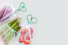 新鲜的有机蔬菜生态可重用的生产购物袋平躺前视图与复制空间灰色的背景可持续发展的生活方式零浪费塑料免费的概念