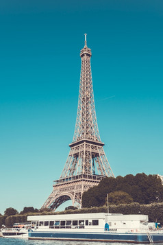 的埃菲尔铁塔塔和的他的河与蓝色的清晰的天空背景巴黎法国