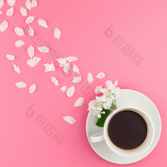 有<strong>创意</strong>的平躺概念前视图咖啡杯和白色苹果树花<strong>花瓣</strong>柔和的粉红色的广场背景与复制空间最小的风格模板为文本