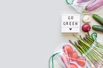 新鲜的有机<strong>蔬菜</strong>生态可重用的生产购物袋平躺前视图复制空间和lightbox与文本绿色灰色的背景可持续发展的生活方式零浪费塑料<strong>免</strong>费的概念