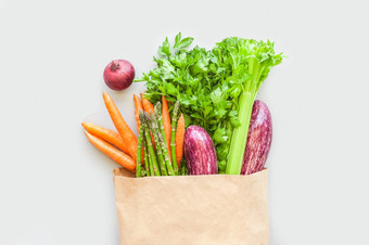 新鲜的有机蔬菜生态工艺纸购物袋平躺前视图与复制空间灰色的背景可持续发展的生活方式零浪费塑料免费的哪包捐赠概念
