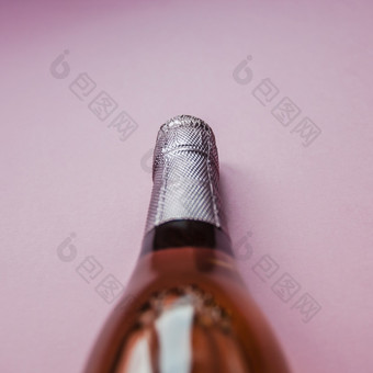 瓶玫瑰香槟酒最小的作文粉红色的背景与复制空间自然光模板为品尝品尝邀请卡一边视图