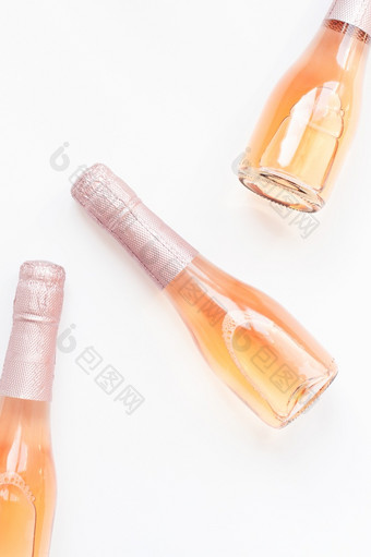 瓶玫瑰香槟酒最小的作文孤立的白色背景与复制空间自然光模板为品尝品尝邀请卡前视图平躺