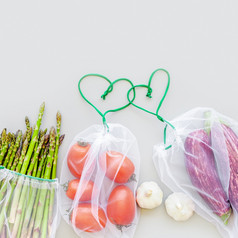 新鲜的有机蔬菜生态可重用的生产购物袋平躺前视图与复制空间灰色的背景可持续发展的生活方式零浪费塑料免费的概念