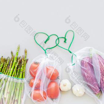 新鲜的有机<strong>蔬菜</strong>生态可重用的生产购物袋平躺前视图与复制空间灰色的背景可持续发展的生活方式零浪费塑料<strong>免</strong>费的概念