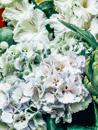 关闭美丽的白色绣球花花花束与水滴法国市场移动垂直摄影与爽肤水