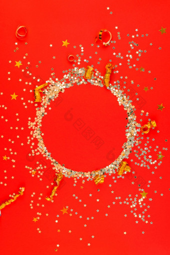 圣诞节作文新一年圣诞节模式平躺前视图圣诞节假期庆祝活动装饰金轮闪闪发光的框架红色的背景与复制空间模板问候卡