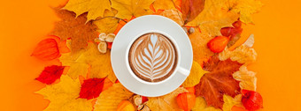 秋天平躺作文与干叶子花环框架和咖啡拿铁杯大胆的橙色颜色背景有创意的秋天感恩节秋天万圣节概念前视图复制空间