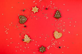 新一年圣诞节装饰平躺前视图圣诞节假期庆祝活动手工制作的装饰糖果金星星闪闪发光的红色的纸背景模板框架为问候卡你的设计